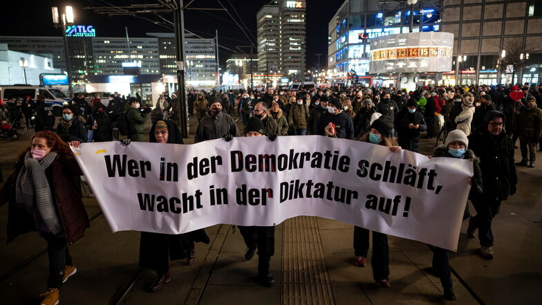 Menschen ziehen bei einer Demonstration gegen die Corona-Maßnahmen über den Berliner Alexanderplatz.