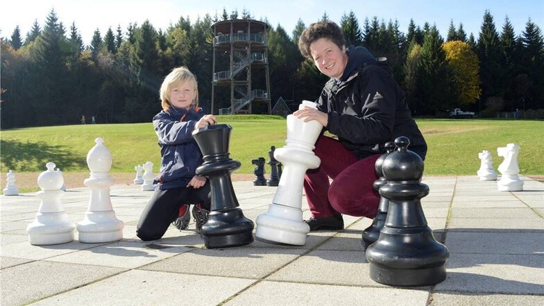 Schach kann in Oberbärenburg auch an der frischen Luft gespielt werden, hier Tanja und ihre Mutter Jana Elke.