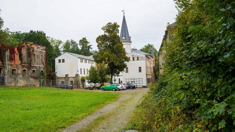 In den noch maroden Nebengebäuden von Schloss Nöthnitz sollen ab nächstes Jahr Eigentumswohnungen entstehen.
