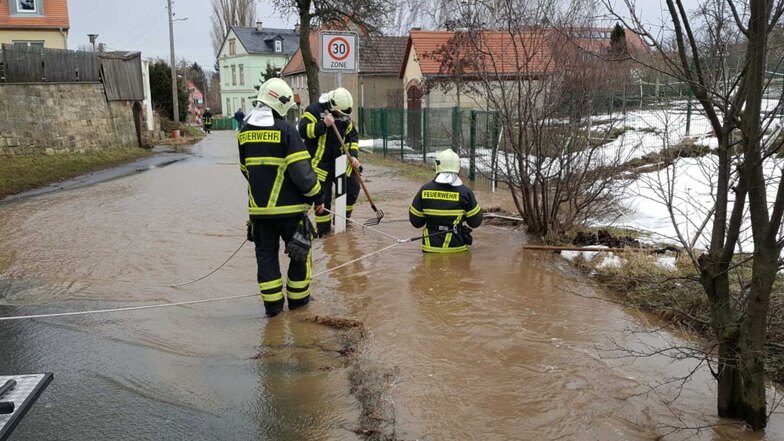 Hüfthoch im Schmelzwasser: Auch die Schachtstraße in Boderitz wurde geflutet.