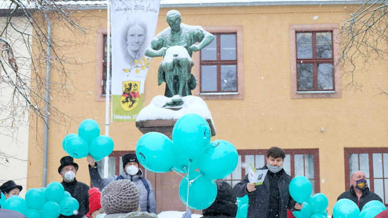 200 Luftballons mit dem aufgedruckten Gesicht von Amalie Dietrich kündigen das Jubiläumsjahr der Naturforscherin an.