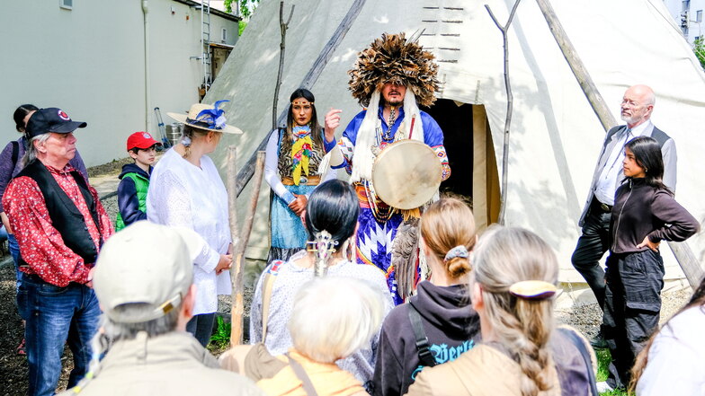 Bevor Delacina Chief Eagle (Mitte) mit ihrer Schwester Starr Chief Eagle den Reifentanz im Tipi des Karl-May-Museums präsentierten, begrüßte sie mit NuVassie Blacksmith die Besucher vor dem Zelt im traditionellen Gewand der Oglala Lakota Nation.