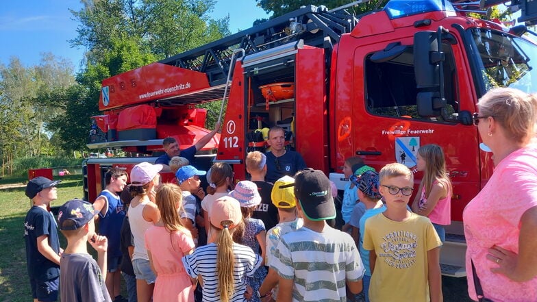 Die Kinder der 4. Klasse lassen sich die Nünchritzer Drehleiter erläutern.