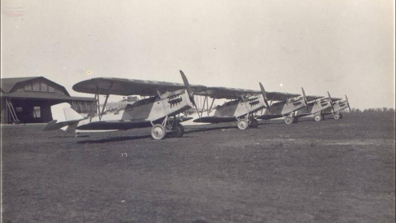 Da dem deutschen Reich eine eigene Luftwaffe nach 1919 verboten war, wurden ab 1925 Piloten Im russischen Lipezk ausgebildet, zum Beispiel an diesen Heinkel D17. Auch Russland bekam im Gegenzug Militärhilfe.