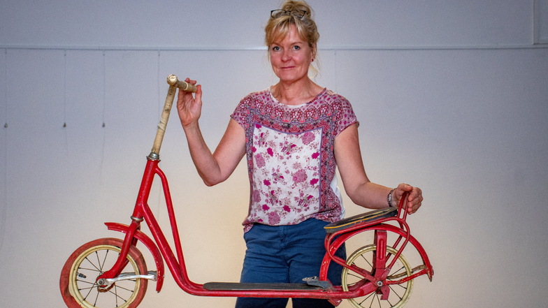 Kathrin Fuchs vom Döbelner Stadtmuseum mit einem Roller aus dem VEB Döbelner Beschläge und Metallwerk. Das Museum hat das Stück geschenkt bekommen.