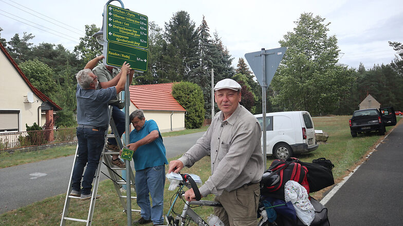 Driewitz hat jetzt ein eigenes deutsch-sorbisches Wegeleitsystem. Es soll vor allem Radwanderern die Orientierung auf ihren Routen künftig erleichtern. Mitglieder des Ortschaftsrates und des Heimatvereins Driewitz brachten am Donnerstag die Tafeln an vie