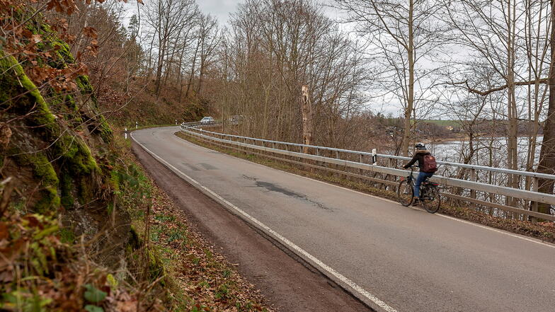 Wenn Autos kommen, ist die Talsperrenstraße zwischen Dippoldiswalde und Paulsdorf für Radfahrer nach wie vor eine Zitterpartie.