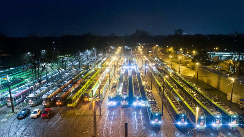 Stadtbahnen der hannoverschen Verkehrsbetriebe Üstra stehen während eines Streiks auf dem Betriebshof Glocksee. Am Freitag will Verdi weite Teile des Nahverkehrs lahm legen.