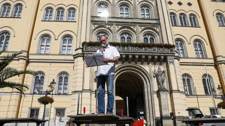 Thomas Walde bei der Kundgebung vor dem Zittauer Rathaus. Der Eckartsberger setzte sich gegen geplante Sparmaßnahmen ein, die auch die Stadtfeuerwehr betreffen könnten. 