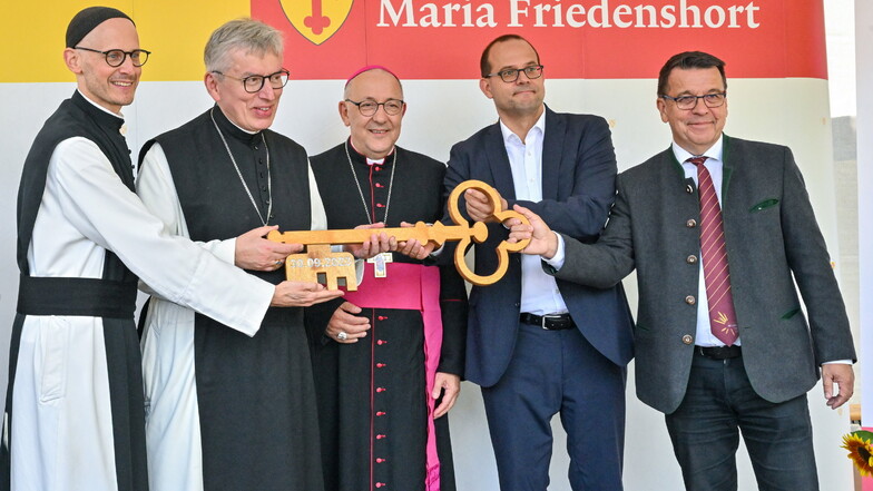 Symbolische Schlüsselübergabe an die Zisterzienser am Wochenende: Jetzt gehört ihnen das Grundstück für das künftige Kloster Maria Friedenshort in Treppeln bei Neuzelle.