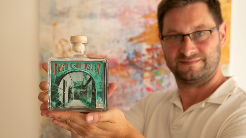 Lars Ziesche präsentiert einen neuen Hayn Gin 1207. Zum Sommerfest kann er verkostet werden.