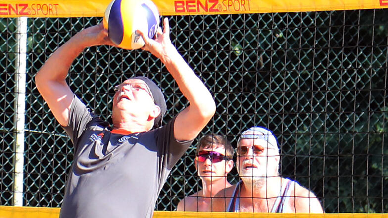 Gekonnte Aktion mit dem Rücken zum Gegner: beim Freizeit-Volleyballturnier der Knappen und des SC in Lohsa gab’s sehenswerten Beach-Volleyball.