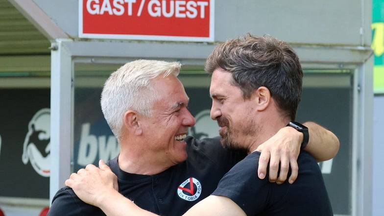 Wiedersehen am ersten Spieltag: Kölns Trainer Olaf Janßen und Dynamos neuer Chefcoach Thomas Stamm.
