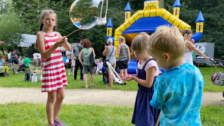 Sonntag fand in Zittau das Tierparkfest statt mit vielen bunten Angeboten. Immer wieder beliebt sind die großen Seifenblasen.