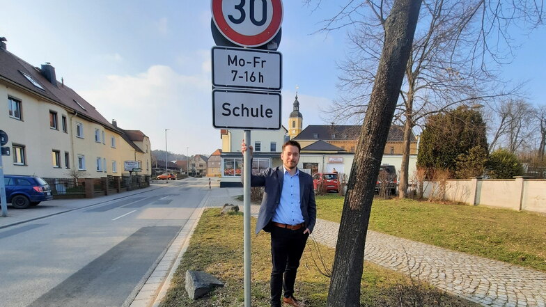 Der Oßlinger Bürgermeister Johannes Nitzsche freut sich, dass jetzt zwischen Einkaufsmarkt und Bushaltestelle Tempo 30 gilt.