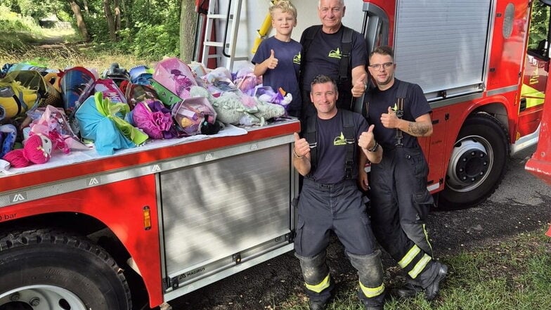 Die Feuerwehrmänner Robert Müller, Jens Berger und Rocco Knobloch sowie Till Müller von der Jugendwehr übergaben die Zuckertüten für die Schulanfänger der Grundschule Döbeln-Ost.