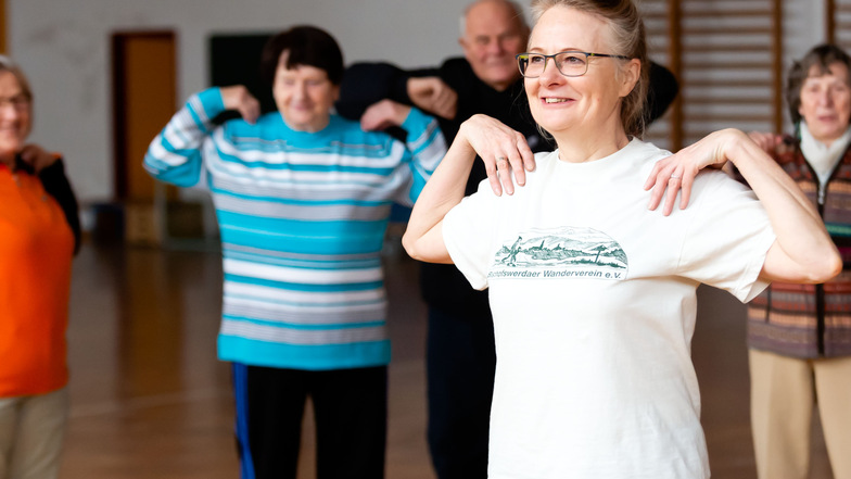 Unter Anleitung von Karin Grundmann stärken Senioren in Bischofswerda Beweglichkeit, Koordination und Gleichgewicht. Die Übungsleiterin weiß: Bewegung in jedem Alter ist notwendig.