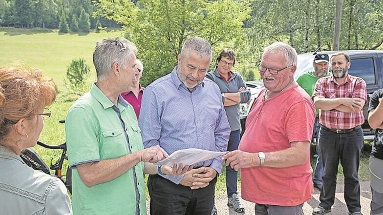 Am Freitag nahm Landrat Michael Geisler (mi., CDU) in Rehefeld die Unterschriften von Udo Meyer (li.) entgegen.