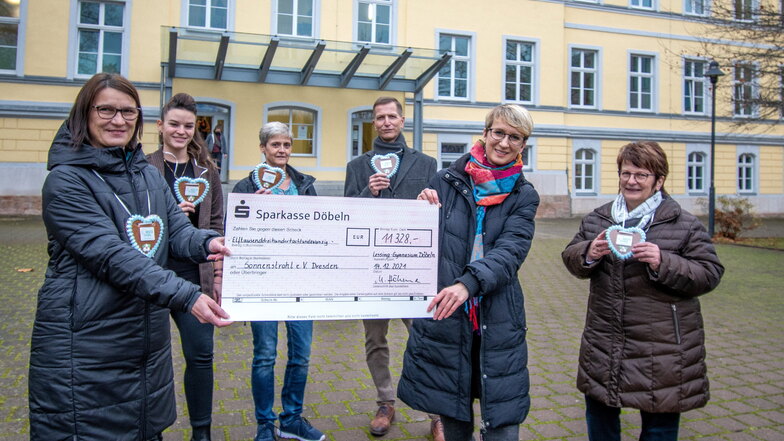 Katrin Niekrawietz (links) hat den Spendenscheck an Annegret Riemer vom Verein Sonnenstrahl übergeben und dafür ein Lebkuchenherz bekommen. Auch Ursula Kührig (rechts) gehört zu den Organisatoren der ersten Stunde. Die beiden wollen die Verantwortung 