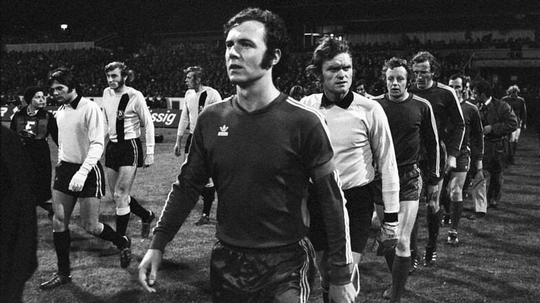 Als Kapitän führt Franz Beckenbauer den FC Bayern in die Europapokal-Spiele gegen Dynamo, hier am 7. November 1973 in Dresden. Die Partie endet 3:3, das reicht den Münchnern zum Weiterkommen.
