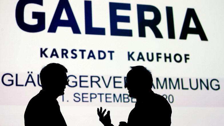 Arndt Geiwitz (l) , Gerallbevollmächtigter von Galeria Karstadt Kaufhof und Sachwalter Frank Kebekus zu Beginn der Gläubigerversammlung im Gespräch.