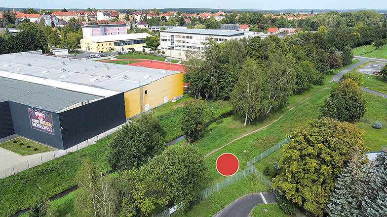 Ungefähr in diesem Bereich will Vodafone in Kamenz einen neuen Sendemast für den Mobilfunk errichten lassen. Links von dem markierten Standort ist das Möbelhaus H&H zu sehen, dahinter der Sportplatz und die Oberschule an der Elsteraue.