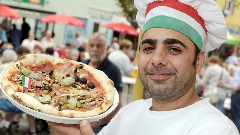 Zum ersten Mal auf dem Markt dabei: Pizzabäcker Antonio Pascarella vom La Dolce Vita. Er erweiterte mit seiner Pizza das Speiseangebot.