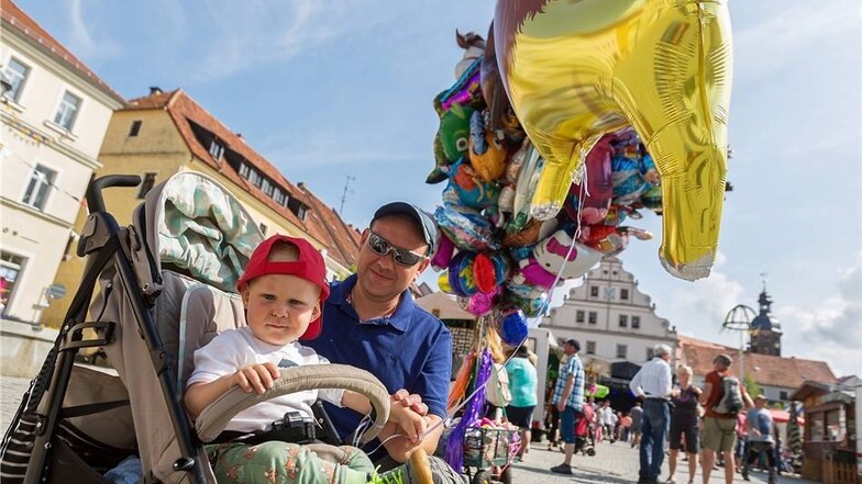Steve Zimmermann und sein Sohn Niklas stehen hier bei den Heliumballons, die zum Stadtfest verkauft wurden. Neben dem Bühnenprogramm haben auch eine Reihe von Marktständen die Besucher unterhalten und mit Souvenirs versorgt, die teilweise auch auf das Stadtjubiläum Bezug nahmen.