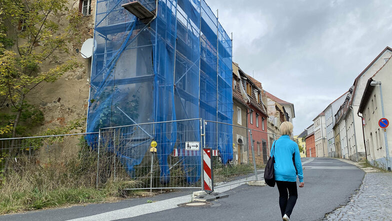 Mit Gerüst, Fangnetz und Bauzäunen gesichert: das Haus an der Äußeren Zittauer Straße 16 in Löbau.