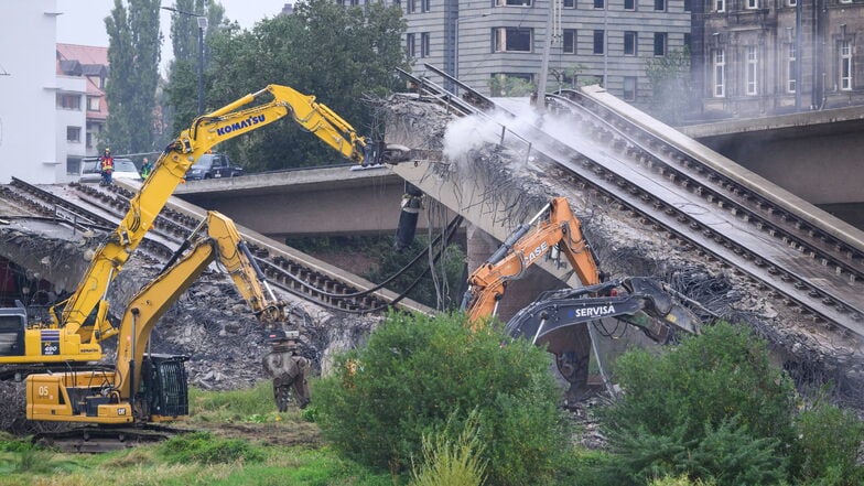 Mehrere Abrissmaschinen sind parallel an der Carolabrücke im Einsatz.