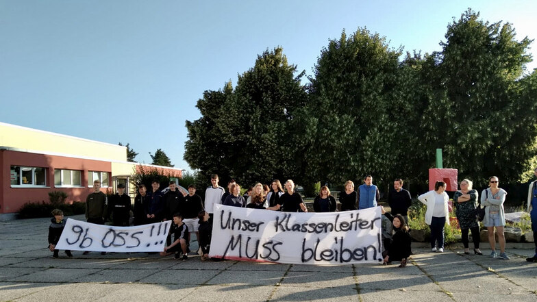 Große Protestaktion am Dienstagmorgen an der Oberschule Schönfeld: Nachdem Eltern und Schüler vom Weggang ihres Klassenlehrers erfahren haben, setzen sie sich nun zur Wehr.