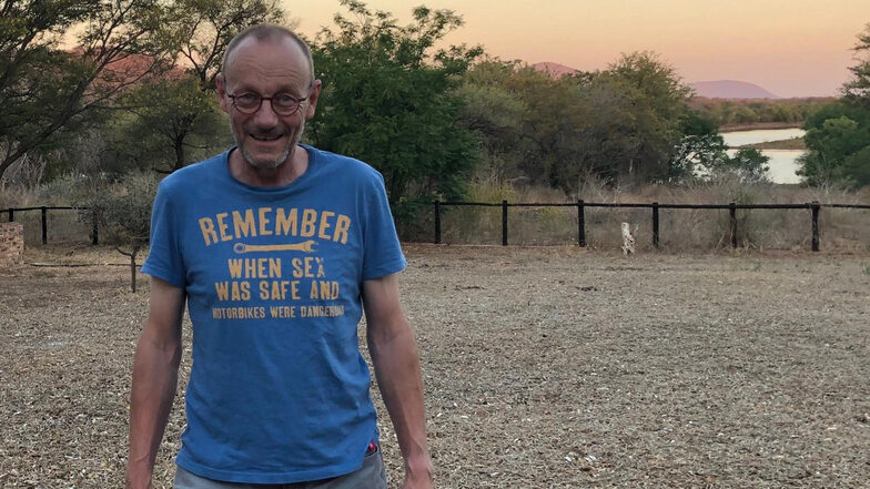 Seit November lebt er auf einer Farm in Botswana, hilft dort Freunden. Sein neues Leben ist reich an Abenteuern.