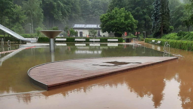 Der Cunnersdorfer Bach hat das Waldbad am 17. Juli komplett überflutet. Erst seit 2. August hat es wieder geöffnet.