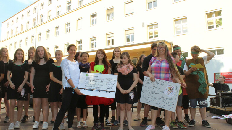 Den Verein Sonnenstrahl unterstützt "Kommando Ohrwurm" mit Leiterin Andrea Loschke (vorn rechts) schon länger. Hier bei einer Spendenübergabe im Sommer 2018.