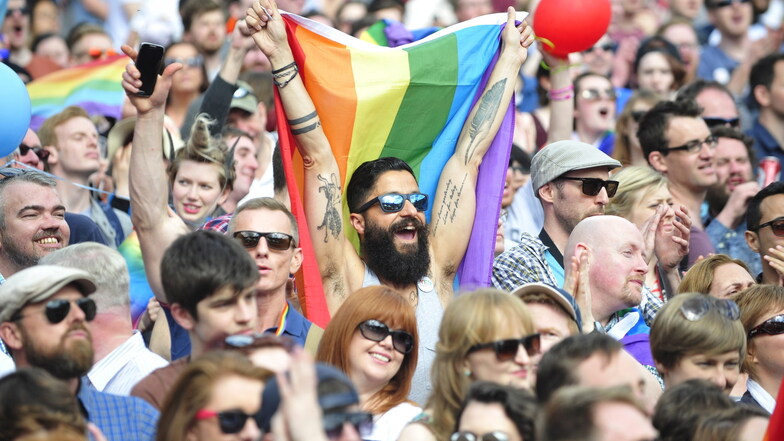 Buntes Irland: In dem katholisch geprägten Land votierte bei einem Volksentscheid 2015 eine klare Mehrheit für die Homo-Ehe. Anhänger in Dublin jubeln über die Entscheidung.