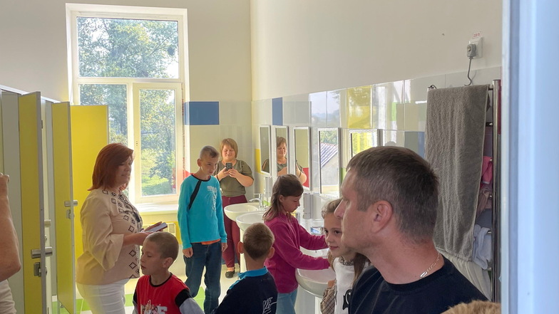 Zur Freude der Kinder wie der Erwachsenen: Pünktlich zum Schulbeginn am 1. September sind im Kinderheim im ukrainischen Krakovets, die mithilfe des Coswiger Osteuropa-Vereins neu geschaffenen Sanitäranlagen übergeben worden.