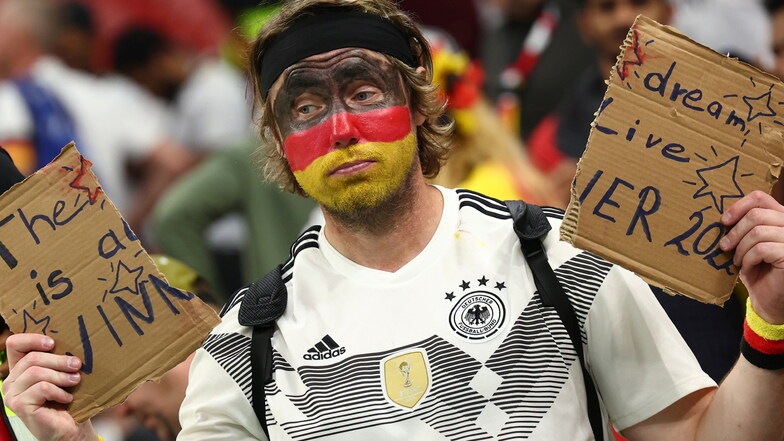 Zerplatzte Träume: Ein Fan Deutschlands nach dem Spiel.