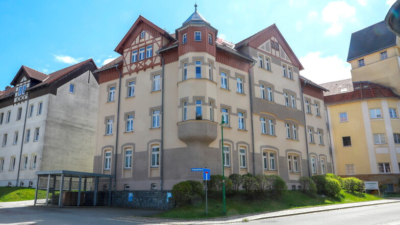 Das Gebäude in der Eichendorffstraße/Ecke August-Bebel-Straße in Neugersdorf wird versteigert. Die Villa ist vor einigen Jahren erst saniert worden.