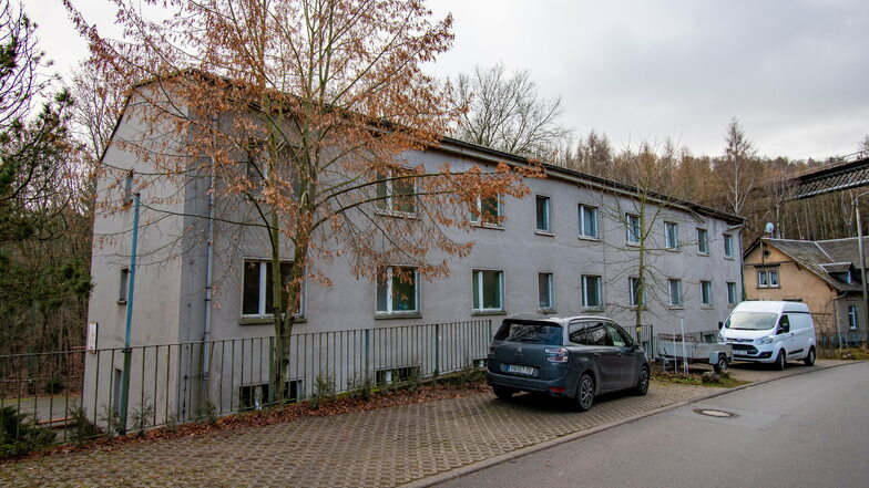 Das ehemalige Bettenhaus am Lindenhof an der Mittweidaer Straße in Waldheim soll abgerissen werden. Bis Ende 1994 übernachteten dort noch die Teilnehmer von Schulungsseminaren der Post. Seitdem steht es leer.