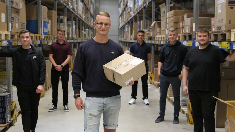 Nico Melzer (vorn) hat in der Firma Pietsch eine Ausbildung zur Fachkraft für Lagerlogostik begonnen. Seine fünf Mitstreiter lassen sich zum Kaufmann im Groß- und Außenhandelsmanagement ausbilden.