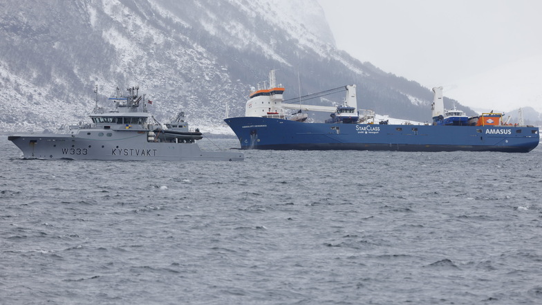 Die Eemslift Hendrika wird vor Ålesund an Land geschleppt. Der Frachter befindet sich in der Obhut zweier Schlepper auf dem Weg in Richtung Land.