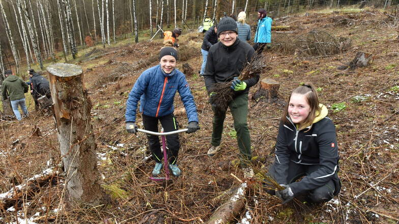 Auch Alexa und Selina aus der 9. Klasse der Geisinger Oberschule beteiligten sich an der Baumpflanzaktion.
