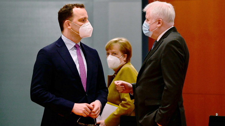 Gesundheitsminister Jens Spahn (CDU, l), Innenminister Horst Seehofer (CSU) und Bundeskanzlerin Angela Merkel (M) im Kanzleramt.