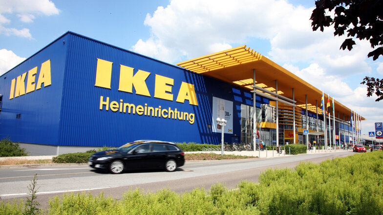 An der Selbstbedienungskasse des Dresdner IKEA-Möbelhauses hat ein 33-Jähriger die Etiketten von Billigartikeln eingescannt, tatsächliche aber Schränke und Kommoden in seinem Einkaufswagen gehabt.