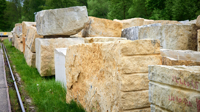Auf dem Hof der Pirnaer Sandsteinwerke liegen große Blöcke zur weiteren Bearbeitung bereit.