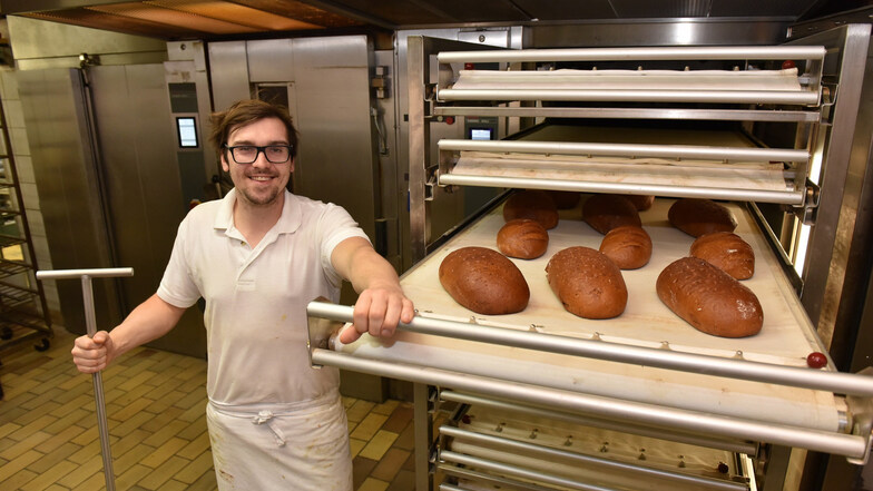 Konrad Pfützner, der Junior der Schmiedeberger Bäckerei, steht hier am neuen Ofen.