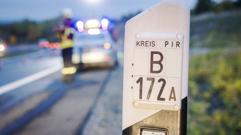 Zu Fuß auf B172 in Pirna: Polizei bringt Senior in Sicherheit