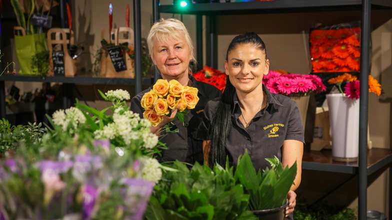 Manuela Kornberger (li.) und Peggy Mona vom Blumenvertrieb Dresden im neuen Laden.
