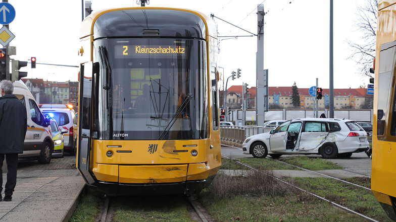 Der erste Unfall mit einer neuen Straßenbahn in Dresden: Das weiße Auto ist nach rechts abgebogen, die Bahn war stadteinwärts unterwegs.