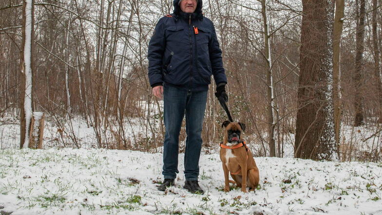 Hans-Peter Hohmuth mit Hund Emma
im Stadtpark.